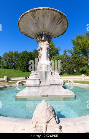 Roma, Italia - 10 ottobre 2020: Grande fontana con figure di tartarughe in pietra nei giardini di Villa Borghese Foto Stock