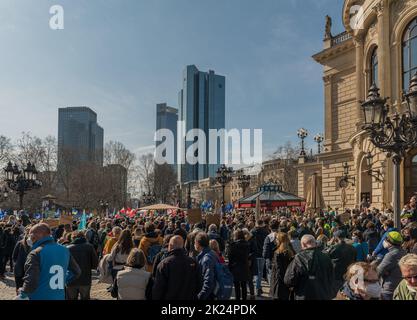 La manifestazione a Opernplatz a sostegno dell'Ucraina e contro l'aggressione russa, Francoforte, Germania Foto Stock