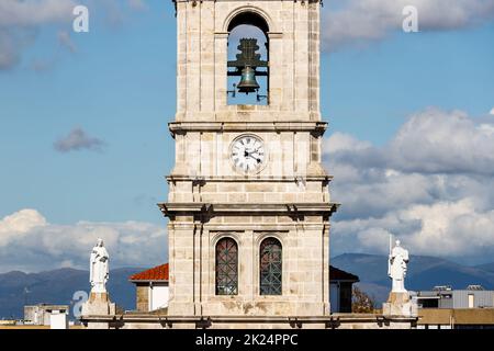 Braga, Portogallo - 21 ottobre 2021: Dettaglio architettonico della Chiesa dei Carmelitani (Igreja do Carmo) in autunno Foto Stock