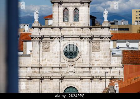 Braga, Portogallo - 21 ottobre 2021: Dettaglio architettonico della Chiesa dei Carmelitani (Igreja do Carmo) in autunno Foto Stock