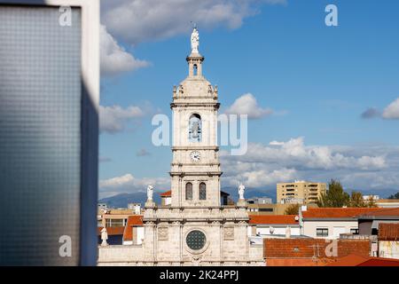 Braga, Portogallo - 21 ottobre 2021: Dettaglio architettonico della Chiesa dei Carmelitani (Igreja do Carmo) in autunno Foto Stock