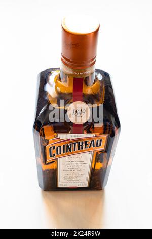 Mosca, Russia - 20 marzo 2022: Bottiglia chiusa di liquore francese Cointreau su tavola pallida. Cointreau è un liquore al triplo sec aromatizzato all'arancia prodotto in Foto Stock