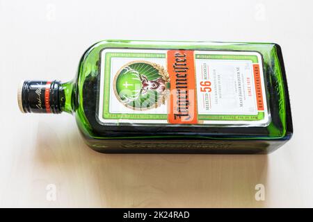 Mosca, Russia - 20 marzo 2022: Bottiglia di liquore Jagermeister su tavola pallida. Jagermeister è un digestivo tedesco fatto con 56 erbe e spezie, esso Foto Stock