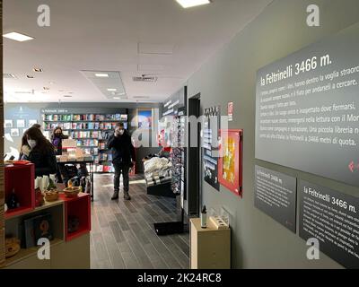 Libreria la feltrinelli alla stazione di Pointe Helbronner, a 3462 m, lungo lo Skyway Monte Bianco, città di Courmayeur, Italia. Skyway Monte Bianco è un cavo ca Foto Stock