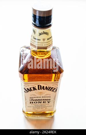 Mosca, Russia - 26 marzo 2022: Bottiglia chiusa di liquore al miele del Tennessee di Jack Daniel su tavola pallida. Si tratta di liquore di miele mescolato con meno del 20% Foto Stock