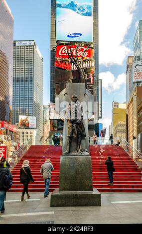 Duffy Square Monument con scala rossa a Time Square New York, persone che camminano sulle scale, angolo di vista basso durante il giorno, verticale Foto Stock