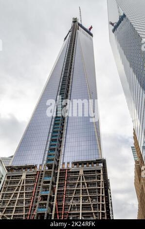 Un'area di costruzione del World Trade Center con gru in alto durante il giorno con sovrastruttura, New York City, vista da un angolo basso, verticale Foto Stock