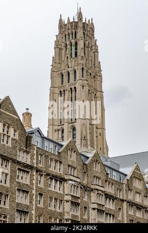 Riverside Church Tower durante la giornata invernale con facciate in rilievo, Harlem, New York City, verticale Foto Stock