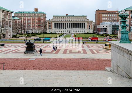 Vista aerea della Columbia University, vista dalla Library of Columbia University, scala in prima linea, parco con prato e studenti nel Foto Stock