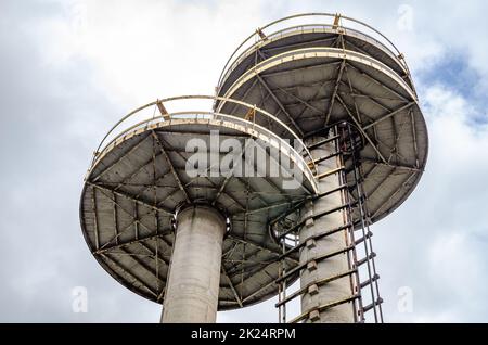 Vista ravvicinata delle torri di osservazione del padiglione dello stato di New York, vista da un angolo basso, Flushing-Meadows-Park, New York City durante la giornata invernale sovrastante, orizzontale Foto Stock