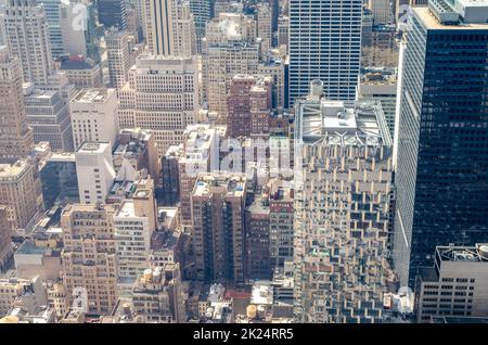 Manhattan Skyscraper, guardando giù dal Rockefeller Center durante la giornata invernale sunNew York City, orizzontale Foto Stock