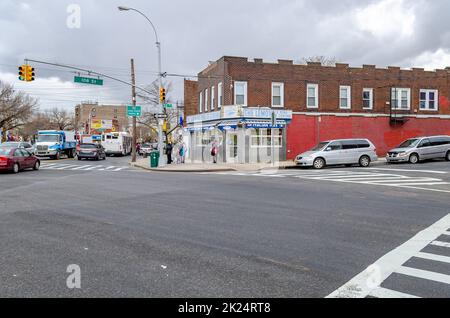 The Lemon Ice King of Corona, negozio di gelati ad ampio angolo, con traffico e persone, Queens, New York City durante la giornata invernale sovrastante, orizzontale Foto Stock