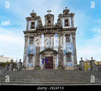 Porto, Portogallo. Marzo 2022. Vista della facciata della Chiesa di Sant'Ildefonso nel centro della città Foto Stock