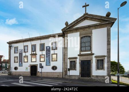 Porto, Portogallo. Marzo 2022. Vista esterna del palazzo universitario di Lusofona nel centro della città Foto Stock