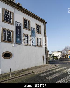 Porto, Portogallo. Marzo 2022. Vista esterna del palazzo universitario di Lusofona nel centro della città Foto Stock