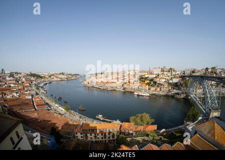 Porto, Portogallo. Marzo 2022. Vista panoramica del ponte Dom Luís i sul fiume Douro nel centro della città Foto Stock