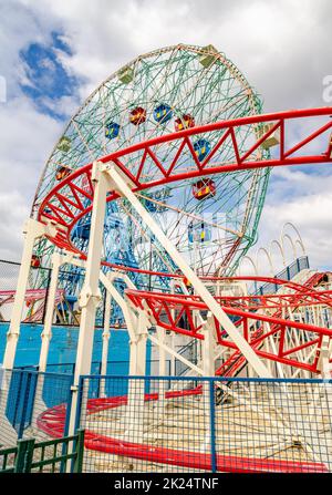 Red Rollercoaster al Luna Park Amusement Park con ruota panoramica Wonder Wheel, Coney Island, Brooklyn, da vicino, New York City durante la giornata invernale con Foto Stock