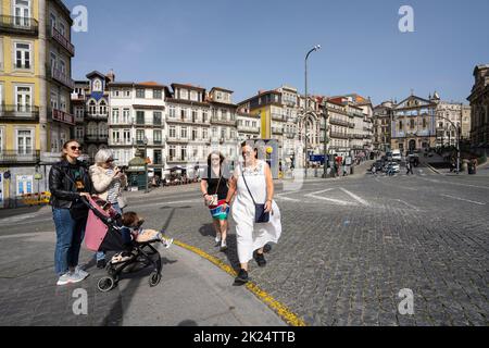 Porto, Portogallo. Marzo 2022. Vista sulla piazza Almeida Garret nel centro della città Foto Stock