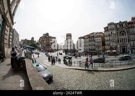 Porto, Portogallo. Marzo 2022. Vista fisheye della piazza Almeida Garrett nel centro della città Foto Stock