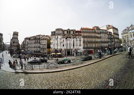 Porto, Portogallo. Marzo 2022. Vista fisheye della piazza Almeida Garrett nel centro della città Foto Stock