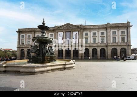 Porto, Portogallo. Marzo 2022. L'edificio universitario nel centro della città Foto Stock