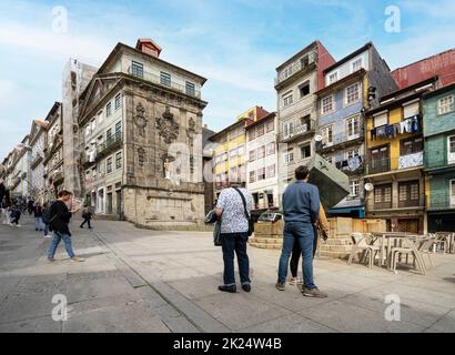 Porto, Portogallo. Marzo 2022. Vista sulla Fonte Monumental da Ribeira nel centro della città Foto Stock