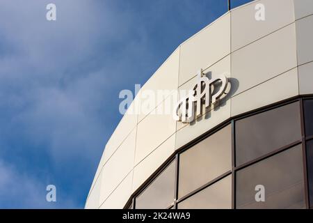 Anapa, Russia - 6 novembre 2021: Il logo del Fondo pensioni della Federazione Russa sulla facciata dell'edificio, sullo sfondo vi è un b Foto Stock