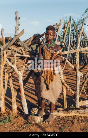 Turmi, Omo River Valley, Etiopia - 10 maggio 2019: Ritratto di una giovane bella donna nel villaggio di Hamar. Gli Hamars sono la tribù originale nel sud-ovest Foto Stock