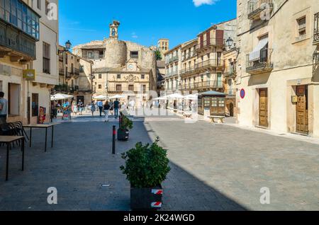 SEPULVEDA, SPAGNA - 12 SETTEMBRE 2021: Vista sulla piazza principale con bar e terrazze della città medievale di Sepulveda, provincia di Segovia, Castiglia e. Foto Stock