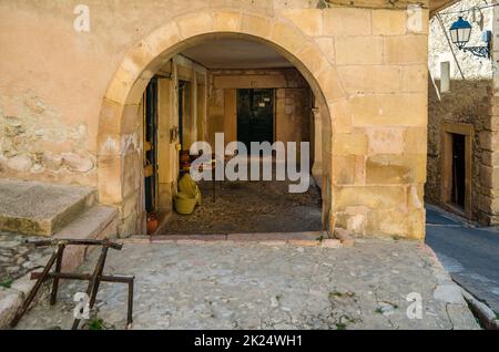 SEPULVEDA, SPAGNA - 12 SETTEMBRE 2021: Negozio di prodotti tradizionali e souvenir nella città medievale di Sepulveda, provincia di Segovia, Castiglia e. Foto Stock