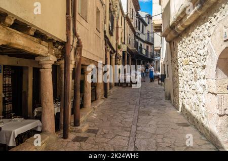 SEPULVEDA, SPAGNA - 12 SETTEMBRE 2021: Strada stretta con ristoranti e terrazze preparati per pranzo nella città medievale di Sepulveda, Segovia p Foto Stock