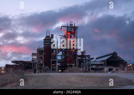 Immagine panoramica, patrimonio industriale della vecchia economia, ex fonderia Phoenix West a Dortmund, Ruhr Metropolis, Germania, Europa Foto Stock