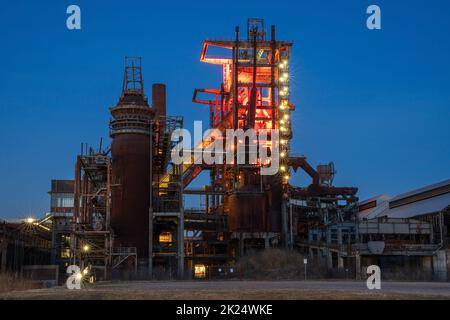 Immagine panoramica, patrimonio industriale della vecchia economia, rovina della fonderia Phoenix West a Dortmund, metropoli Ruhr, Germania, Europa Foto Stock