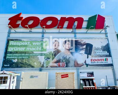 Neumuenster, Germania - 16. Aprile 2022: Logo di un negozio Toom fai-da-te su un grande edificio Foto Stock