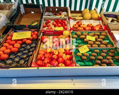 Neumuenster, Germania - 16. Aprile 2022: Una bancarella di mercato con diversi tipi di verdure in un mercato a Neumuenster, Germania Foto Stock