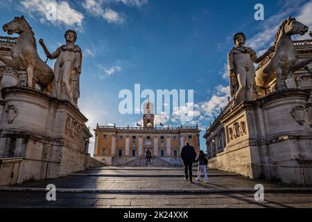 Roma, Italia - 3 aprile 2022: Campidoglio o Piazza del Campidoglio, progettato da Michelangelo. Una delle principali attrazioni di Roma all'alba Foto Stock