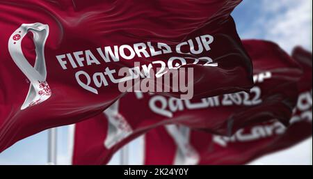 Doha, Qatar, 2022 aprile: Tre bandiere con il logo della Coppa del mondo FIFA Qatar 2022 che sventola nel vento. L'evento è previsto in Qatar dal 21 al 1 novembre Foto Stock