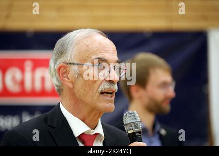 Prof. Dr. Mohsen Mohadjer (1. Vorsitzender Eisvögel USC Freiburg) nach dem Spiel der 1.BBL Damen 2021/2022 - Eisvoegel USC Freiburg - Lions della Renania Foto Stock