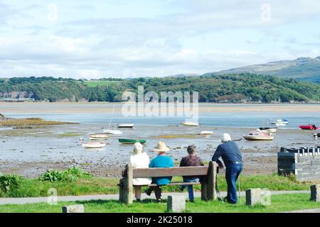 Borth y Gest - Galles - Settembre 14 2022 : spiaggia appartata. I turisti si rilassano e guardano la vista sull'estuario e sulla baia. Mare britannico in estate d Foto Stock