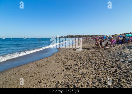 Cadice, Spagna - Agosto 14 2021: Persone a Torreguadiaro spiaggia San Roque, Cadice, Andalusia, Spagna, Europa Foto Stock