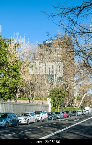MADRID, SPAGNA - 12 GENNAIO 2022: Sede di Mutua Madrileña sul Paseo de la Castellana a Madrid, Spagna. Mutua Madrileña è un gruppo di com spagnolo Foto Stock