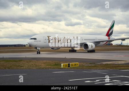 BUDAPEST, UNGHERIA - 1 DICEMBRE 2016: Linea aerea degli Emirati che tassano all'aeroporto Liszt Ferenc di Budapest. Essere 777-300. Foto Stock