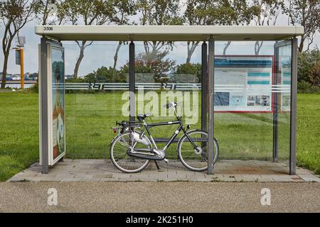 Rotterdam, Paesi Bassi - circa 2019: Fermata su una strada per il traghetto pubblico nella zona di Rotterdam Foto Stock