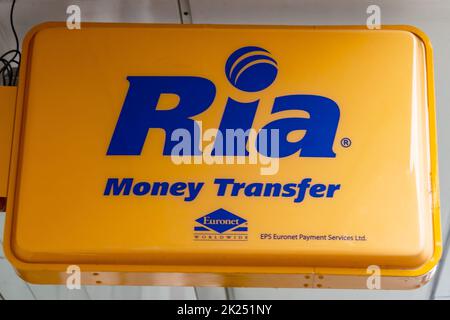 WETZLAR, GERMANIA 2022-04-23: Ria Money Transfer Sign in Wetzlar, Germany Foto Stock