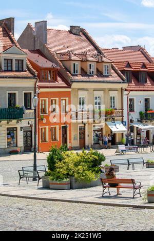 Sandomierz, Polonia - 10 luglio 2020: Vista sul mercato della città del 13th ° secolo con case colorate tenement. Sandomierz è conosciuta per il suo centro storico, che è Foto Stock