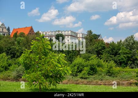 Sandomierz, Polonia - 10 luglio 2020: Vista del 17th ° secolo edificio in stile manierista del Collegium Gostomianum. È una delle scuole più antiche della Polonia Foto Stock