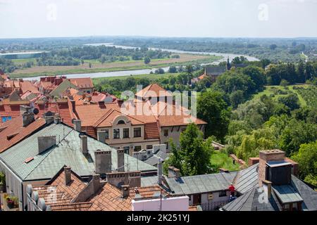 Sandomierz, Polonia - 10 luglio 2020: Vista aerea delle case della città vecchia e l'ansa del fiume Vistola Foto Stock