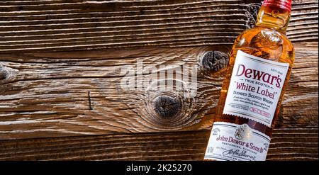 POZNAN, POL - Apr 13, 2022: Bottiglia di Dewars, un marchio di whisky di proprietà di Bacardi, lo Scotch blended più premiato al mondo Foto Stock