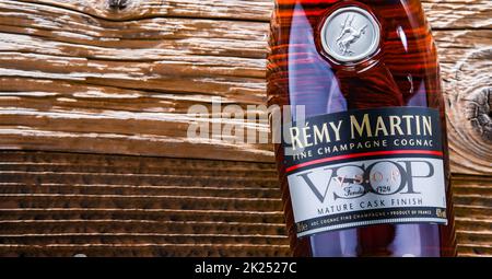 POZNAN, POL - Apr 13, 2022: Bottiglia di Remy Martin, il marchio specializzato in Cognac fine Champagne. Foto Stock