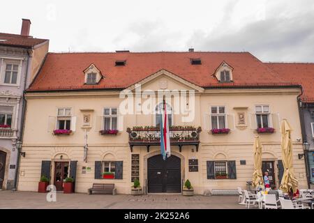 SAMOBOR, CROAZIA-22 maggio 2022: Il centro della città di Samobor, con la sua chiesa sullo sfondo, è un'attrazione turistica a causa di un castello in rovina su un Foto Stock